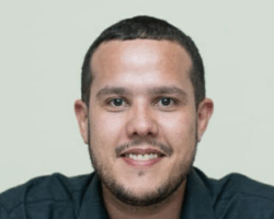 Pedro Igor Pimentel Azevedo, 33 anos, é quixeramobinense, advogado, gestor cultural e professor. Coordenador da Casa de Antônio Conselheiro, equipamento da Secretaria da Cultura do Ceará, gerido em parceria com o Instituto Dragão do Mar.